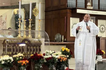 Relíquias de santa Teresinha do Menino Jesus no Santuário Basílica Sagrada Família em Goiânia (GO).