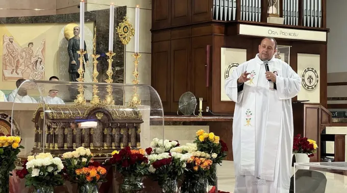 Relíquias de santa Teresinha do Menino Jesus no Santuário Basílica Sagrada Família em Goiânia (GO). ?? 