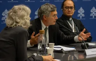 Paolo Ruffini na coletiva de imprensa do Sínodo da Sinodalidade ontem (18).