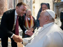 Paolo Villota cumprimentando o papa Francisco.