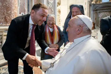 Paolo Villota cumprimentando o papa Francisco.