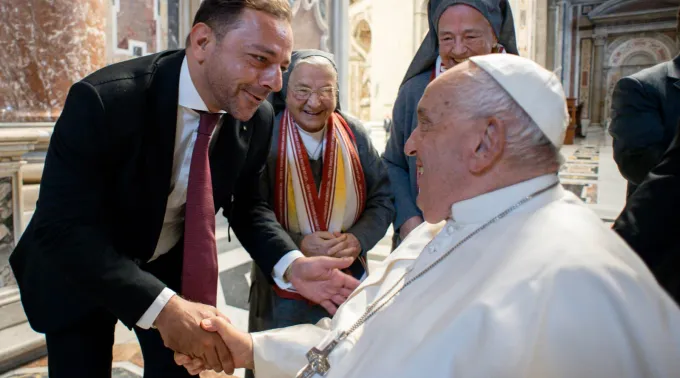 Paolo Villota cumprimentando o papa Francisco. ?? 