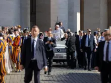 Papa Francisco chega à Praça de São Pedro hoje, 26 de junho.