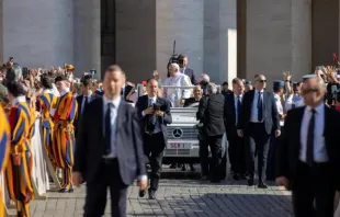 Papa Francisco chega à Praça de São Pedro hoje, 26 de junho.