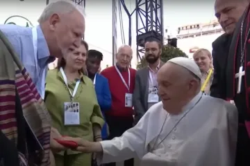 Papa Francisco abençoa a bandeira do MST em Verona no dia 18 de maio de 2024.