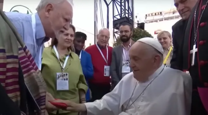 Papa Francisco abençoa a bandeira do MST em Verona no dia 18 de maio de 2024. ?? 