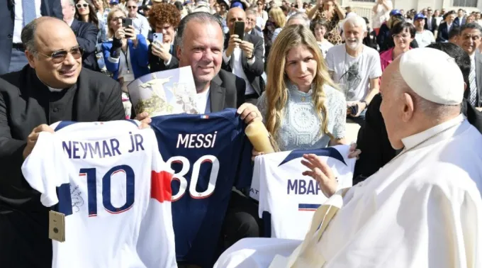 Padre Omar Raposo e o casal Carla e Rodrigo Ferro apresentam camisas de jogadores ao papa Francisco