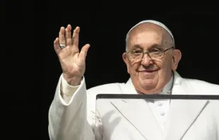 Papa Francisco cumprimenta durante o Ângelus de 8 de dezembro.