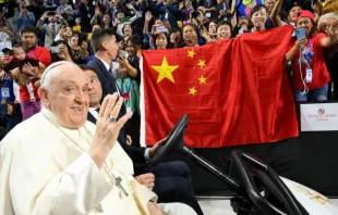 O papa Francisco perto de fiéis chineses em Ulan Bator (Mongólia).