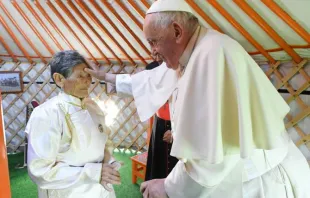 O papa se reúne com a senhora Tsetsege numa ger.