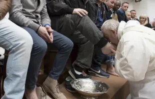 Papa Francisco lava os pés na Quinta-feira Santa de 2018.