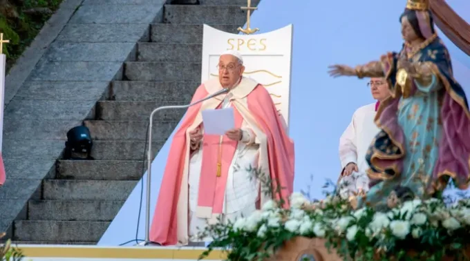 Papa Francisco na missa que celebrou em Ajaccio, França