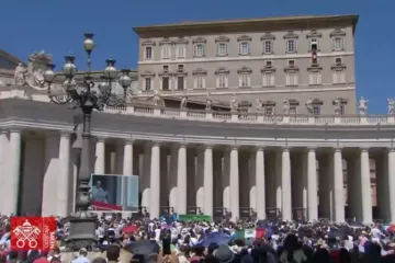 O papa Francisco presidiu a oração do Ângelus neste domingo, 25 de agosto, diante dos fiéis reunidos na Praça de São Pedro, no Vaticano.