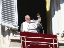 O papa Francisco saúda e abençoa os fiéis reunidos na Praça de São Pedro, no Vaticano, no dia 1º de dezembro de 2024, primeiro domingo do Advento.