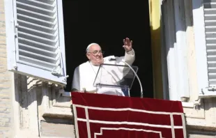 O papa Francisco saúda e abençoa os fiéis reunidos na Praça de São Pedro, no Vaticano, no dia 1º de dezembro de 2024, primeiro domingo do Advento.