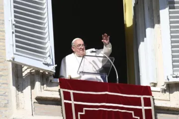 O papa Francisco saúda e abençoa os fiéis reunidos na Praça de São Pedro, no Vaticano, no dia 1º de dezembro de 2024, primeiro domingo do Advento.