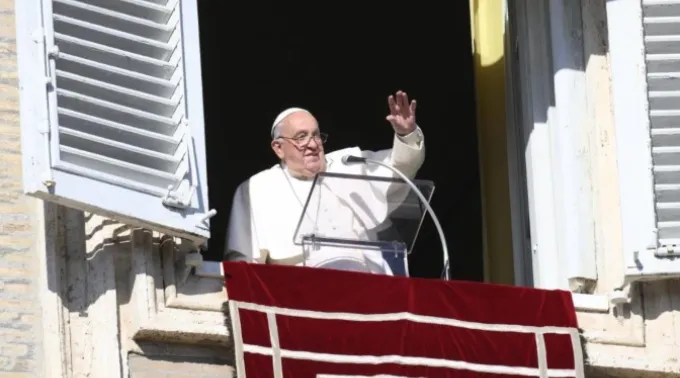 O papa Francisco saúda e abençoa os fiéis reunidos na Praça de São Pedro, no Vaticano, no dia 1º de dezembro de 2024, primeiro domingo do Advento. ?? 