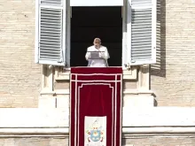 Papa Francisco na varanda do Palácio Apostólico do Vaticano, onde rezou a oração do Ângelus hoje (8), dia da solenidade da Imaculada Conceição