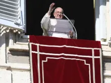 O papa Francisco cumprimenta os fiéis reunidos na Praça de São Pedro, no Vaticano, no domingo, 3 de novembro, para a recitação do Ângelus.