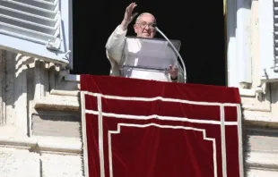 O papa Francisco cumprimenta os fiéis reunidos na Praça de São Pedro, no Vaticano, no domingo, 3 de novembro, para a recitação do Ângelus.