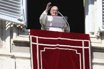 O papa Francisco cumprimenta os fiéis reunidos na Praça de São Pedro, no Vaticano, no domingo, 3 de novembro, para a recitação do Ângelus.