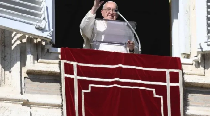 O papa Francisco cumprimenta os fiéis reunidos na Praça de São Pedro, no Vaticano, no domingo, 3 de novembro, para a recitação do Ângelus. ?? 