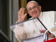 Papa Francisco saúda os fiéis na janela do Palácio Apostólico no Vaticano