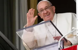 Papa Francisco saúda os fiéis na janela do Palácio Apostólico no Vaticano