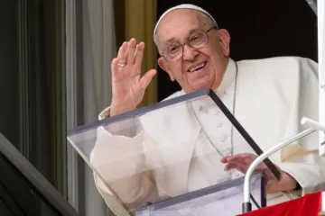 Papa Francisco saúda os fiéis na janela do Palácio Apostólico no Vaticano