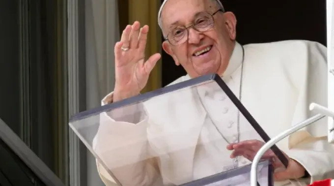 Papa Francisco saúda os fiéis na janela do Palácio Apostólico no Vaticano