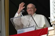 O papa Francisco acena aos fiéis da janela do Palácio Apostólico