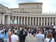 A Praça de São Pedro no Vaticano durante a oração do Ângelus com o papa Francisco