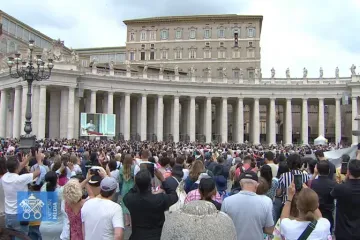 A Praça de São Pedro no Vaticano durante a oração do Ângelus com o papa Francisco