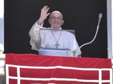 O papa Francisco saúda os fiéis reunidos na Praça de São Pedro, no Vaticano, para a oração do Ângelus do domingo 25 de agosto de 2024.