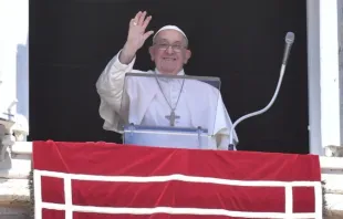 O papa Francisco saúda os fiéis reunidos na Praça de São Pedro, no Vaticano, para a oração do Ângelus do domingo 25 de agosto de 2024.