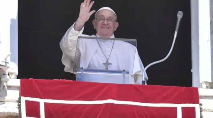 O papa Francisco saúda os fiéis reunidos na Praça de São Pedro, no Vaticano, para a oração do Ângelus do domingo 25 de agosto de 2024. ?? 