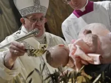 Papa Francisco em batismo na Capela Sistina.