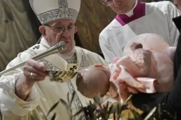 Papa Francisco em batismo na Capela Sistina.