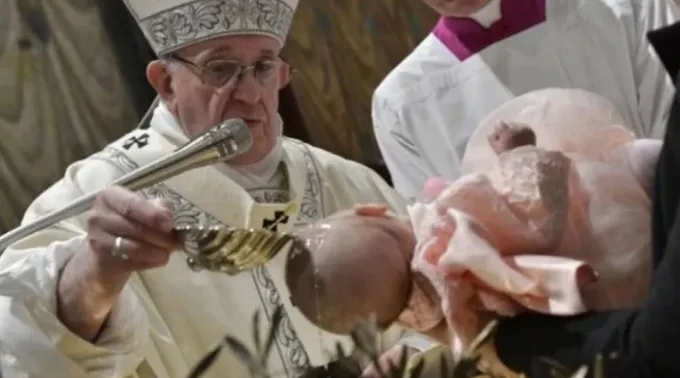 Papa Francisco em batismo na Capela Sistina. ?? 