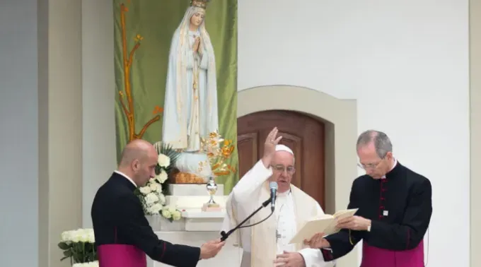 O papa Francisco abençoa os fiéis no Santuário de Nossa Senhora de Fátima em Portugal em 2017. ?? 