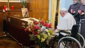 Papa Francisco homenageia seu confessor, padre Manuel Blanco, que morreu na semana passada