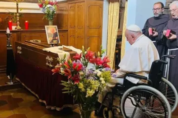 O papa Francisco reza diante do caixão do padre Manuel Blanco, confessor.