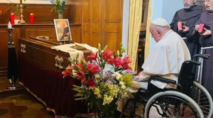 O papa Francisco reza diante do caixão do padre Manuel Blanco, confessor. ?? 