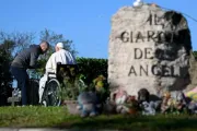 Papa Francisco encontra-se com Stefano, pai de uma das crianças sepultadas no Jardim dos Anjos, no Cemitério Laurentino de Roma (Itália) em 2 de novembro.