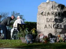 Papa Francisco encontra-se com Stefano, pai de uma das crianças sepultadas no Jardim dos Anjos, no Cemitério Laurentino de Roma (Itália) em 2 de novembro.