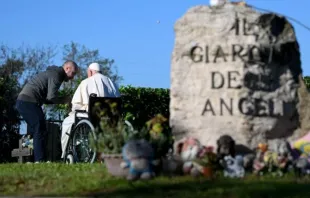 Papa Francisco encontra-se com Stefano, pai de uma das crianças sepultadas no Jardim dos Anjos, no Cemitério Laurentino de Roma (Itália) em 2 de novembro.