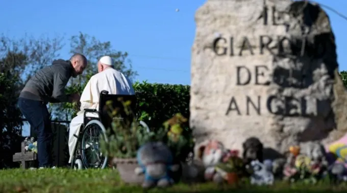 Papa Francisco encontra-se com Stefano, pai de uma das crianças sepultadas no Jardim dos Anjos, no Cemitério Laurentino de Roma (Itália) em 2 de novembro . ?? 