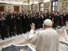 Papa Francisco se reúne com a comunidade acadêmica do Pontifício Instituto Teológico João Paulo II para as Ciências do Matrimônio e da Família, no Vaticano, segunda-feira, 25 de novembro de 2024.