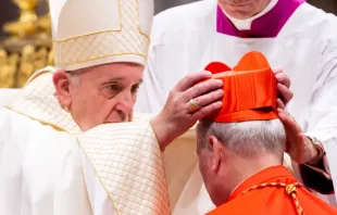 O papa Francisco coloca o barrete vermelho no cardeal Michael Louis Fitzgerald, durante um consistório público ordinário para a criação de novos cardeais na basílica de São Pedro, em 5 de outubro de 2019.