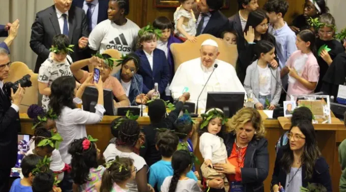 Papa Francisco com crianças participando do evento “Crianças: geração futura” hoje no Vaticano. ?? 